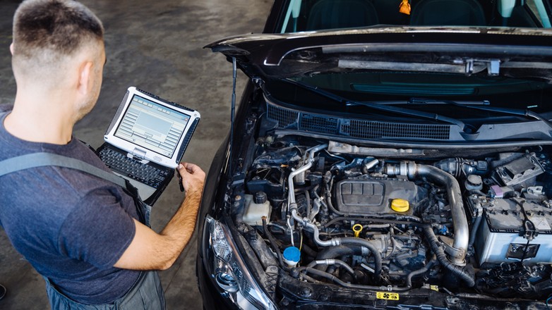 Samochód używany w warsztacie u mechanika - zdjęcie ilustracyjne