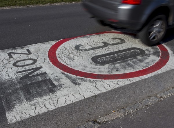 30 km/h na obszarach mieszkalnych. Nowy pomysł PE na zwiększenie bezpieczeństwa na drogach