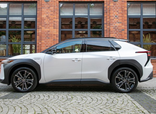 Toyota obcięła ceny SUV-a bZ4X o 30 tys. zł. Da się jeszcze odjąć 40 tys. zł, ale to trudne