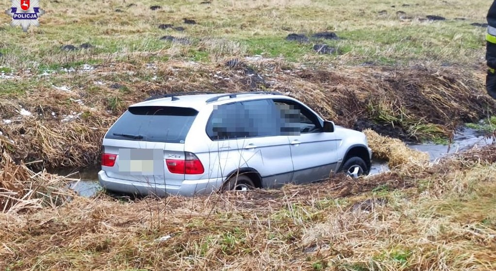 W Żmudzi pijany 45-latek stracił na łuku drogi panowanie nad autem i wjechał do rowu