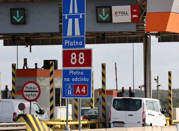 System e-TOLL i nie tylko: jak płacić za przejazd płatną autostradą?
