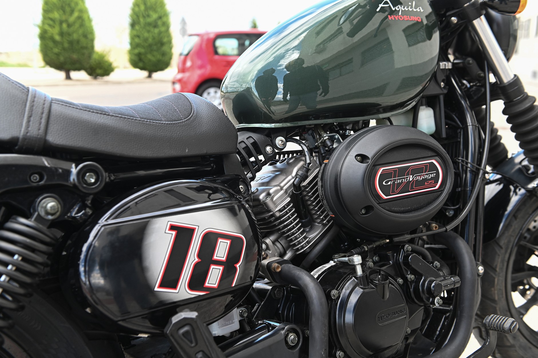 Motocykle klasy 125 coraz częściej wyglądają jak poważne maszyny i tak też jeżdżą.