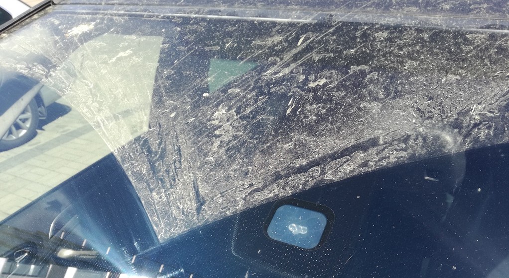 Żółty osad na samochodach