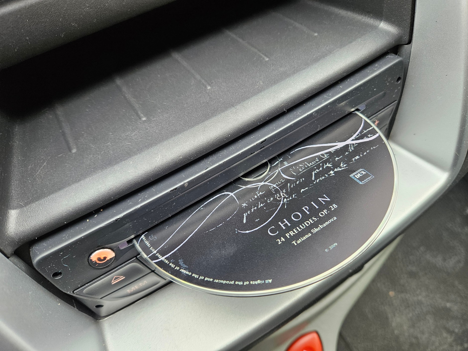 Takie znalezisko w odtwarzaczu płyt CD. Kulturalne auto kulturalnych ludzi? Czy da się katować samochód, słuchając Chopina? Na szczęście to nie Bach czy Beethoven!