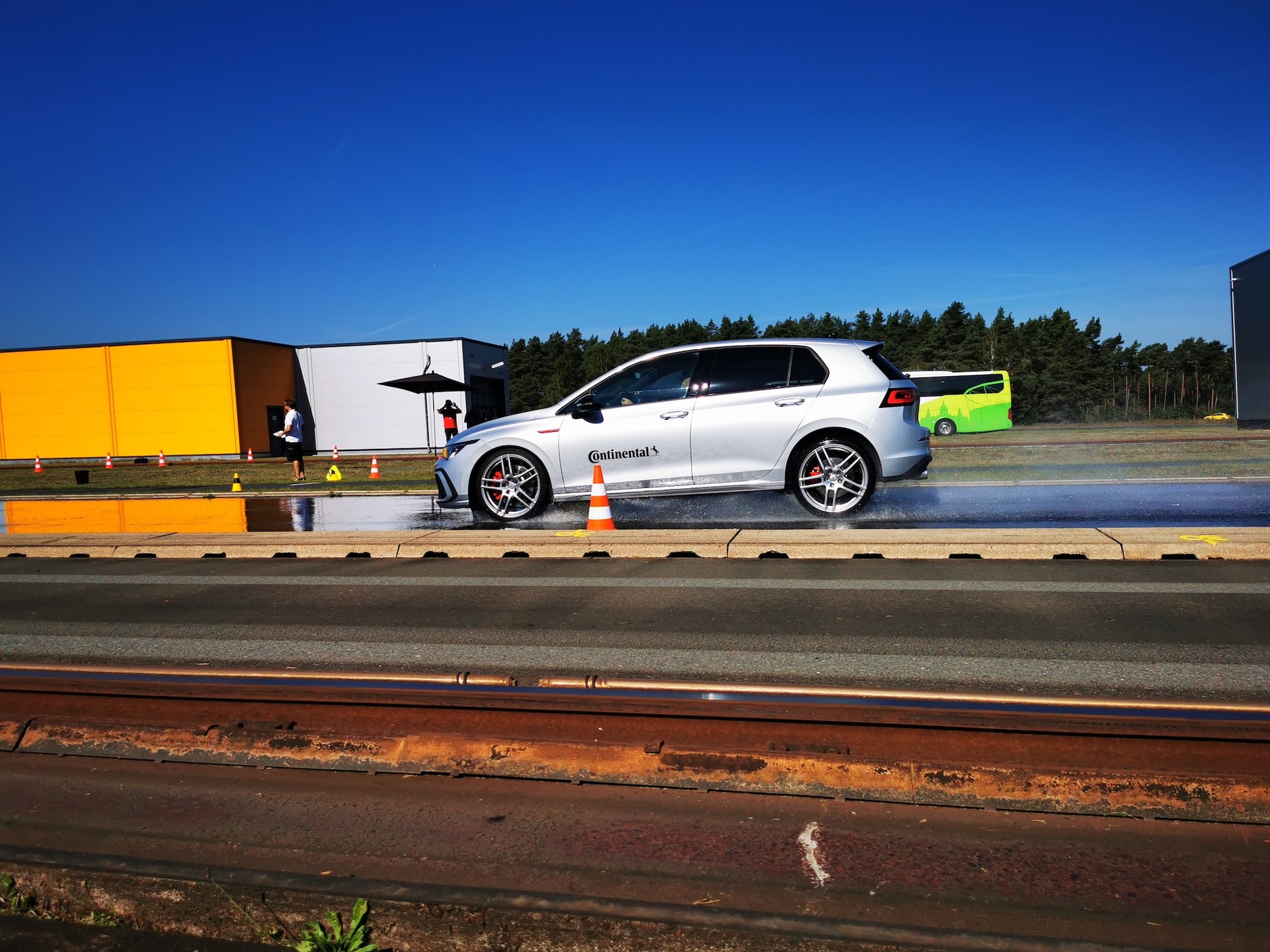 SportContact 7 – hamowanie na mokrym