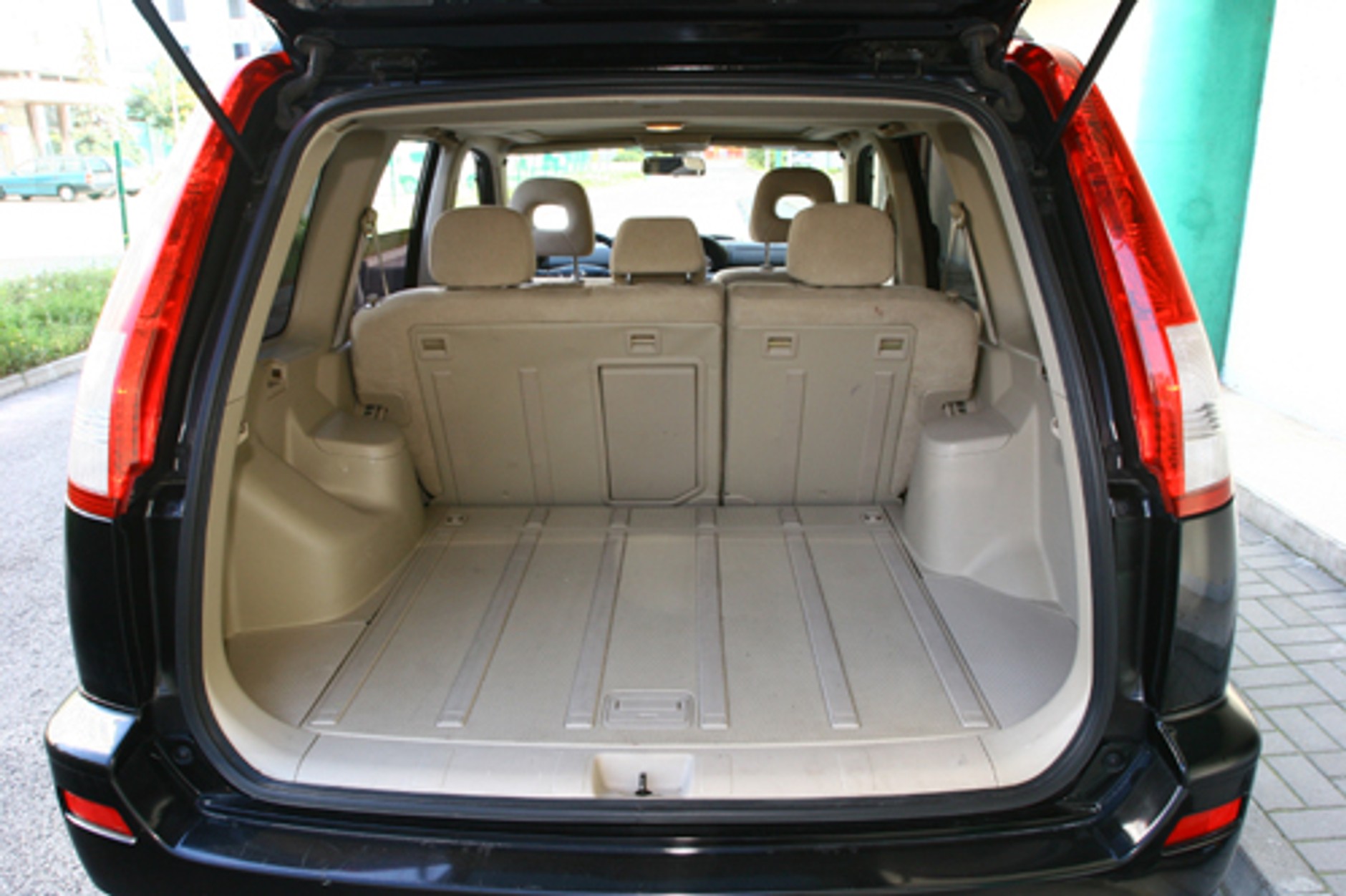 NISSAN X-TRAIL 2.0 - Mocny ciałem i...