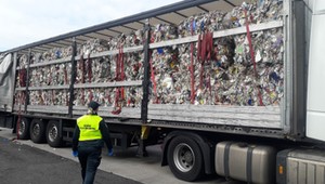 Tir z Niemiec miał przewozić plastiki i gumę. Nie dało się nie wyczuć, że w naczepie było coś innego