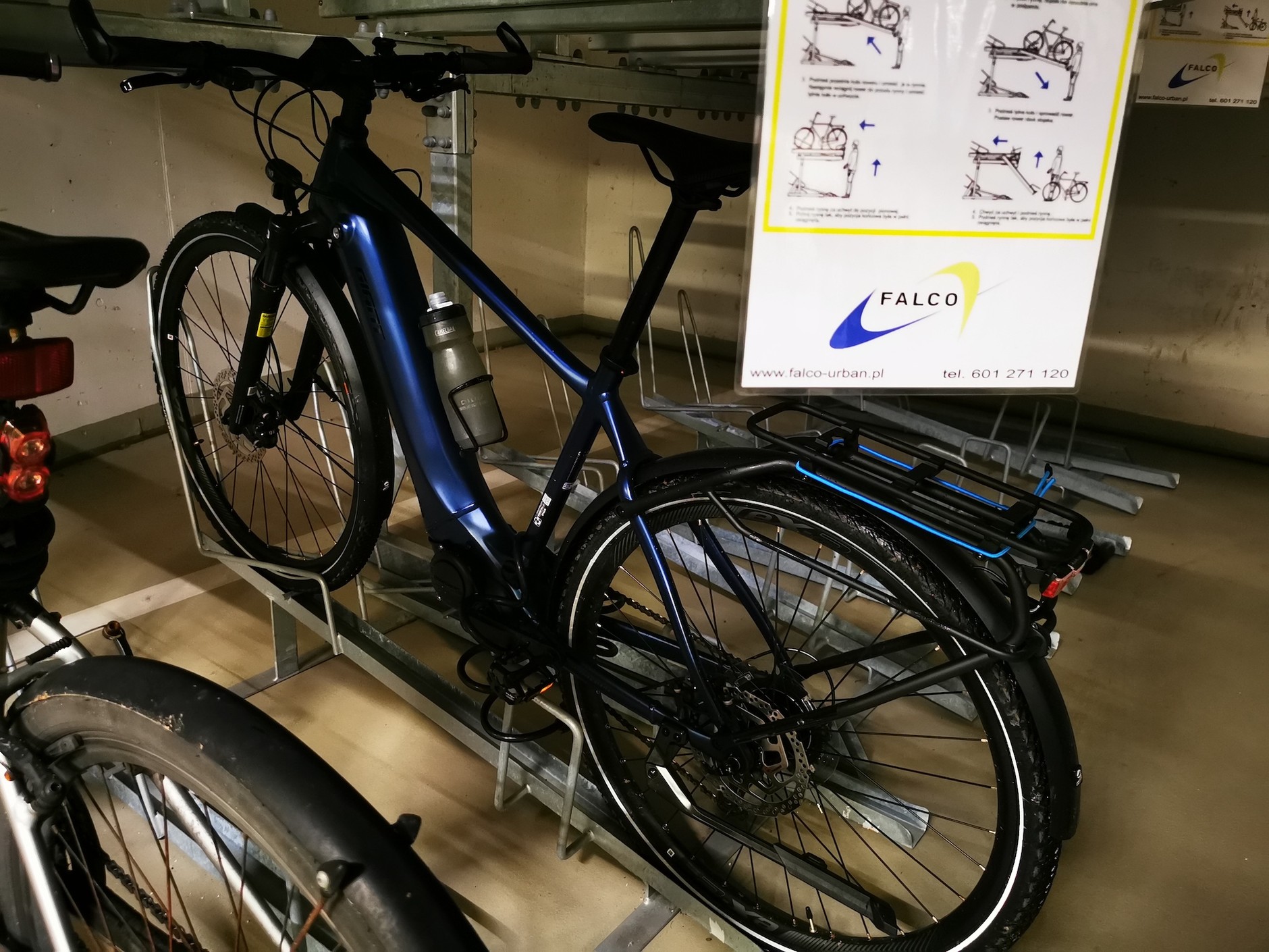 Dwupoziomowy parking rowerowy w biurze. Ciekawostka: z górnego poziomu prawie nikt nie korzysta.