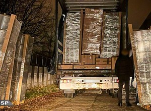 Funkcjonariusze zajrzeli do naczepy tira. Skrywała kolejne paczki z papierosami