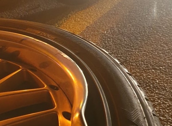 Najechał na znak drogowy na jezdni. Zniszczył koła, nie dostał odszkodowania