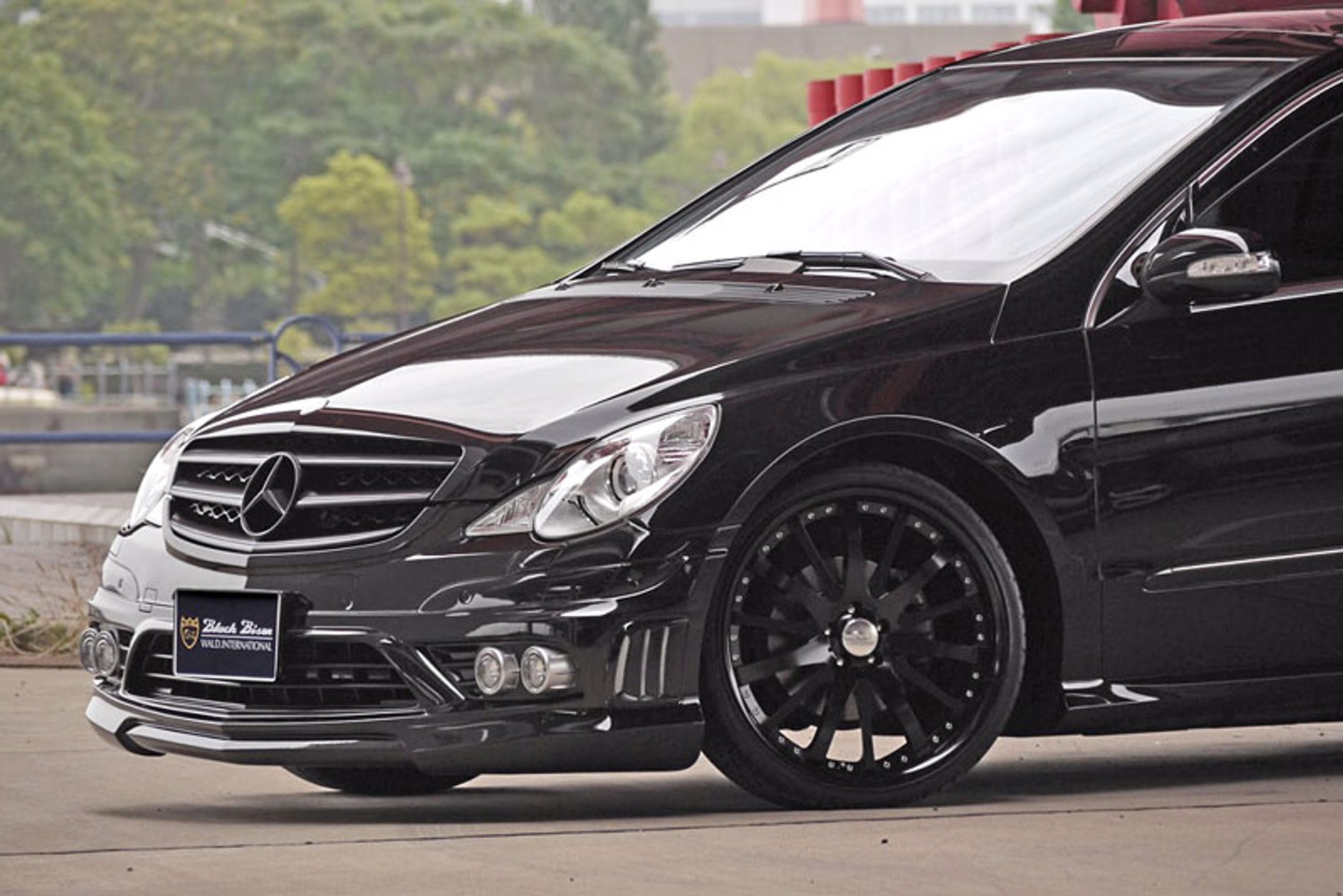 Mercedes-Benz R-Klasa Black Bison: spoilery z Japonii