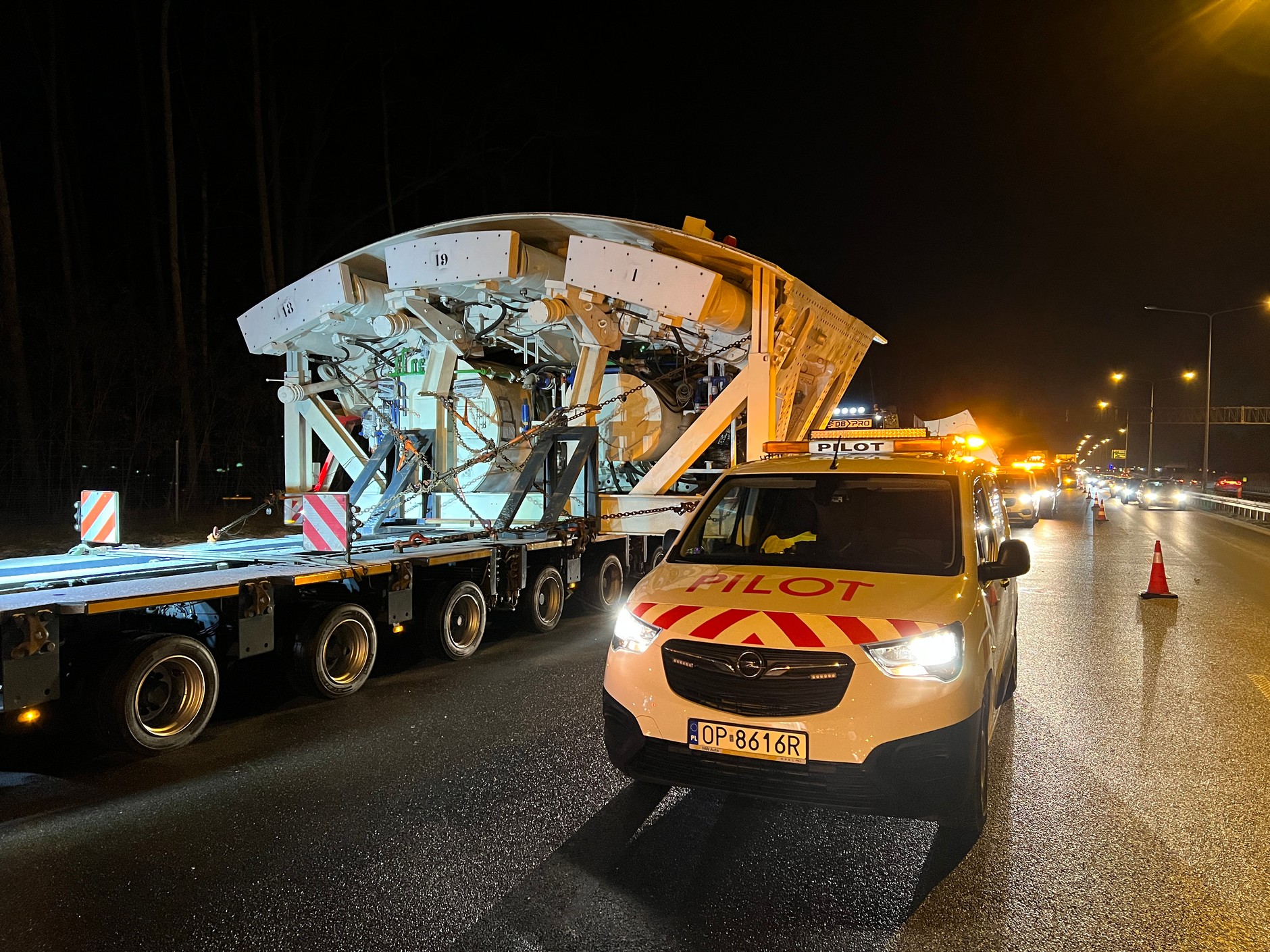 Transport gigantycznej maszyny TBM w Warszawie