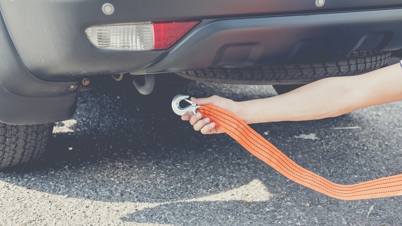 Przed rozpoczęciem holowania należy linkę zamontować w miejscach przeznaczonych do tego przez producenta