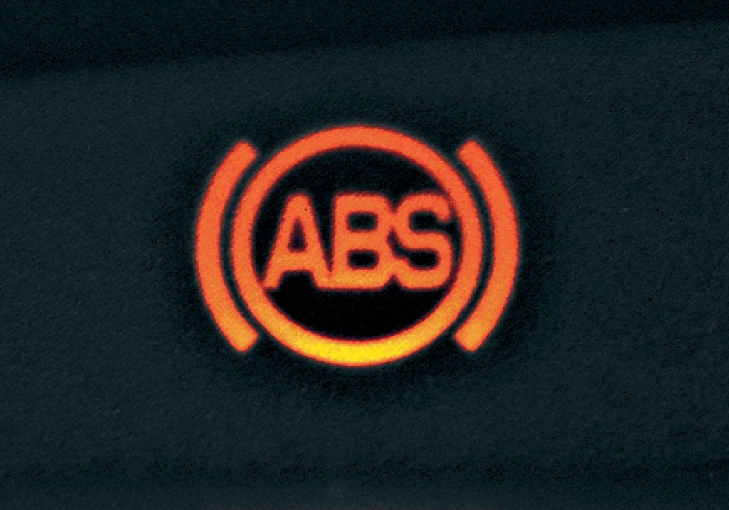 Układ ABS zapobiega blokowaniu kół, ale na śniegu i lodzie wcale nie skraca drogi hamowania. 