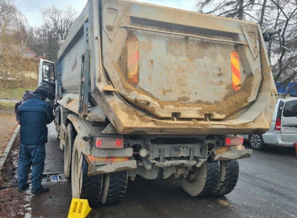 Inspektorzy ITD zatrzymali przeładowaną ciężarówkę. Wszystko wina pospółki