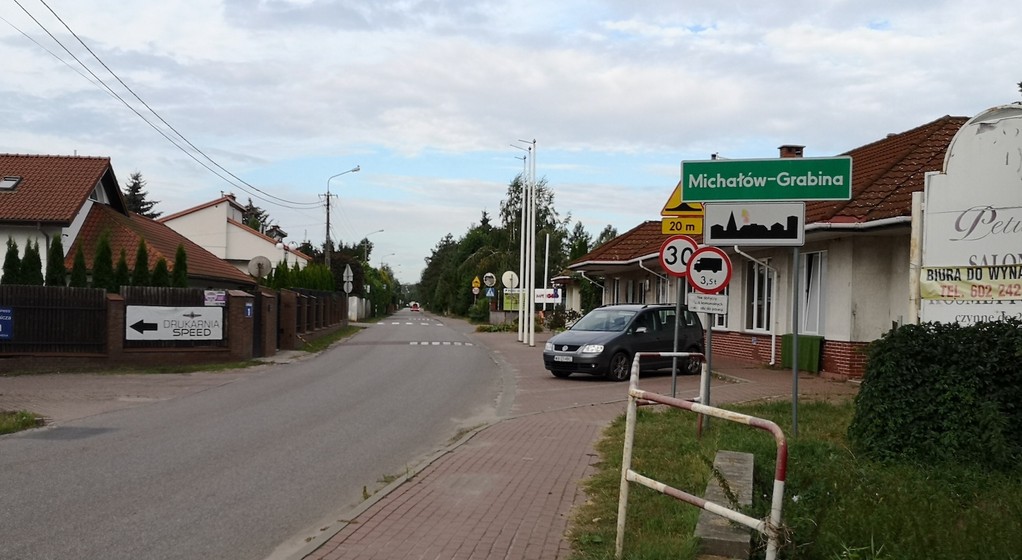 To przykład dość typowego oznakowania, zwłaszcza w aglomeracjach: jest znak D-42 (początek obszaru zabudowanego), a nie ma po przeciwnej stronie znaku D-43