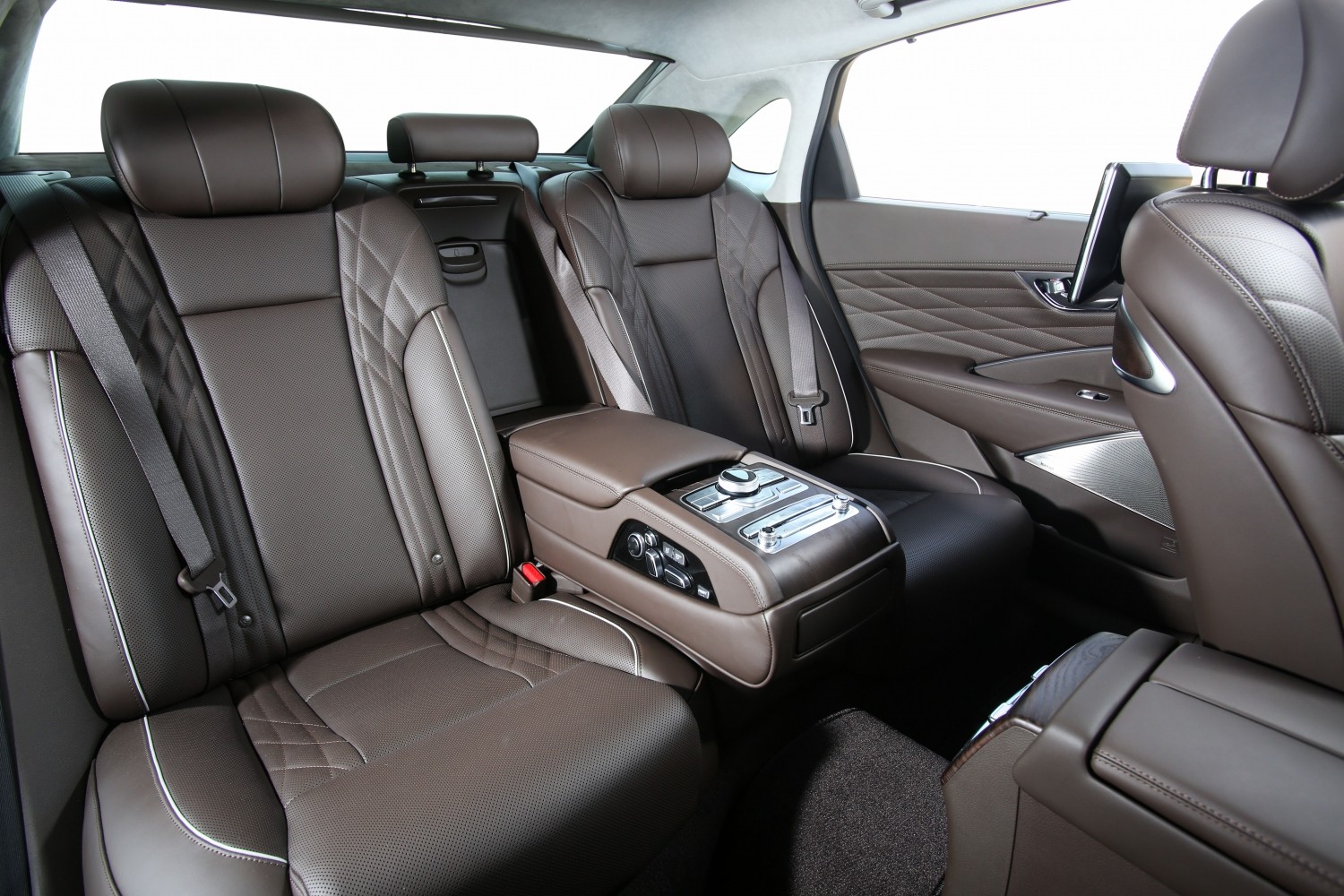 KIA K900. We wnętrzu skóra nappa, metal, drewno i system audio opracowany przez amerykański Lexicon