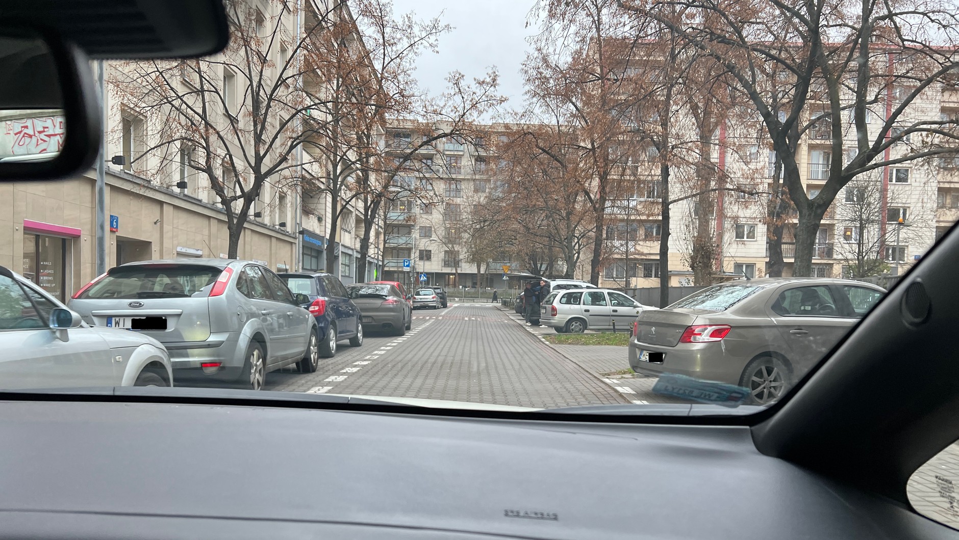 W Warszawie ulice stołecznej strefy płatnego parkowania patroluje dziewięć elektrycznych Nissanów Leafów