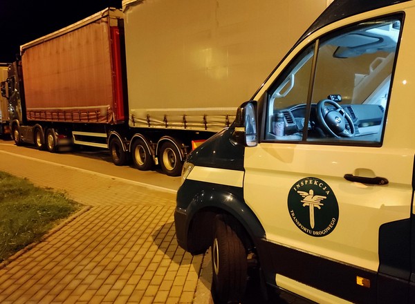 Jeden TIR ciągnął dwie naczepy. Był za ciężki, za długi i za wysoki