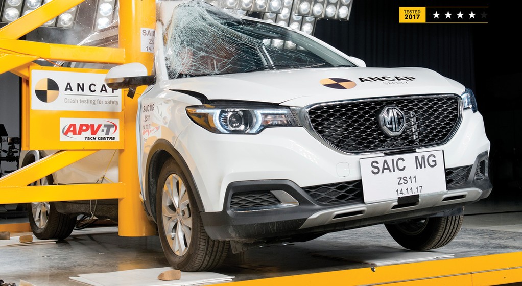 MG ZS przy uderzeniu bocznym w słup