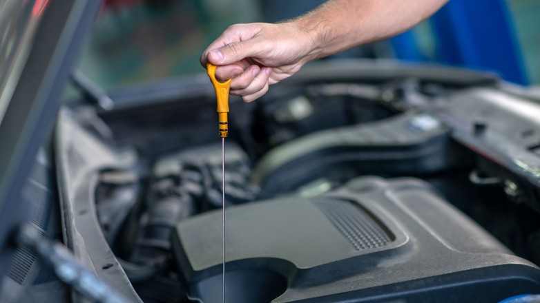 Najczęstsze błędy przy wymianie oleju. O tym kierowcy zapominają