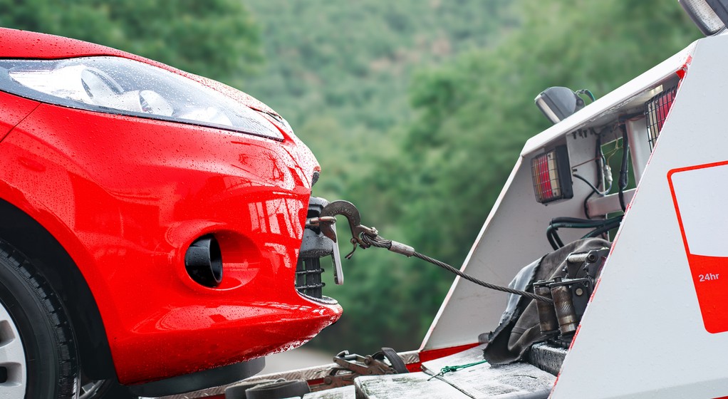 Samochód na lawecie – zdjęcie ilustracyjne