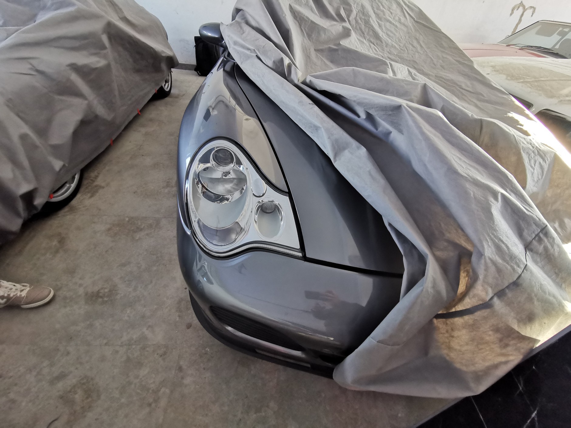 Co cenniejsze samochody trzymane są w zadaszonych halach i pod pokrowcami