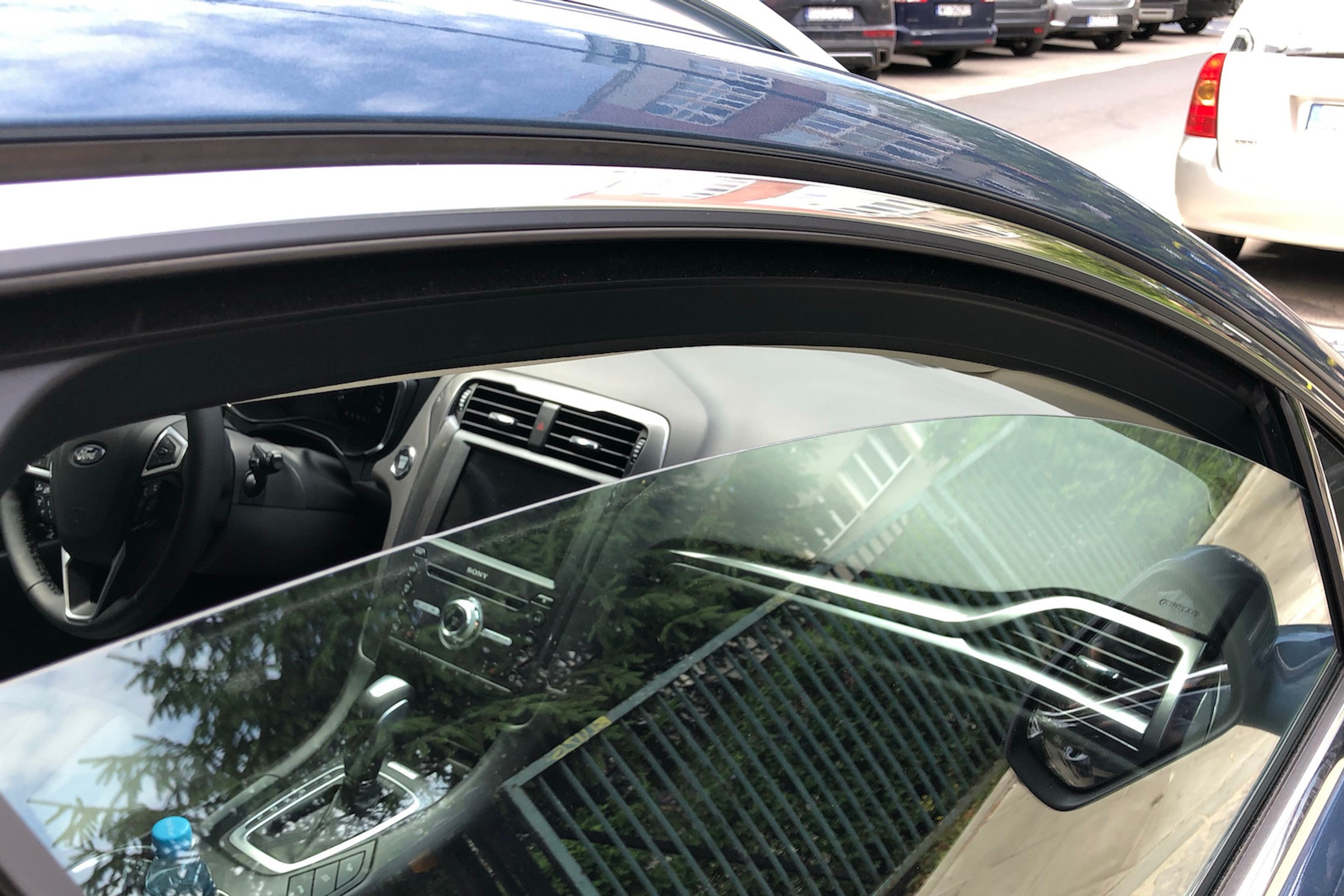 Zaparkował, zostawił lekko opuszczoną szybę i poszedł. Gdy wrócił, za wycieraczką miał mandat