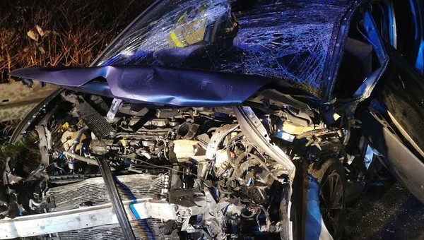 Renault zderzyło się z Citroenem. Policjanci przypadkiem znaleźli poszukiwanego