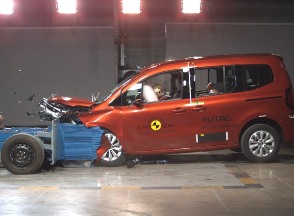 Cztery gwiazdki w teście zderzeniowym dla Renault Kangoo i Opla Mokki
