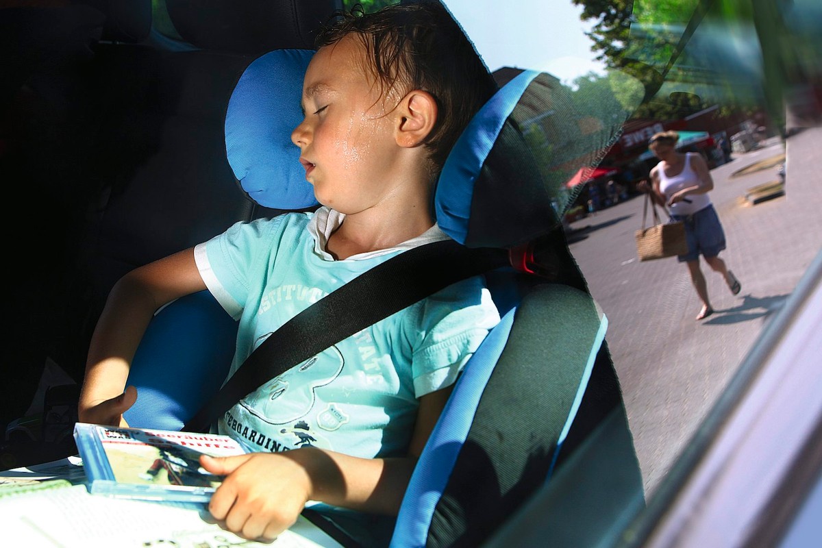 Na zewnątrz upał, w aucie uwięzione dziecko lub zwierzę. Kiedy wolno zbić szybę?