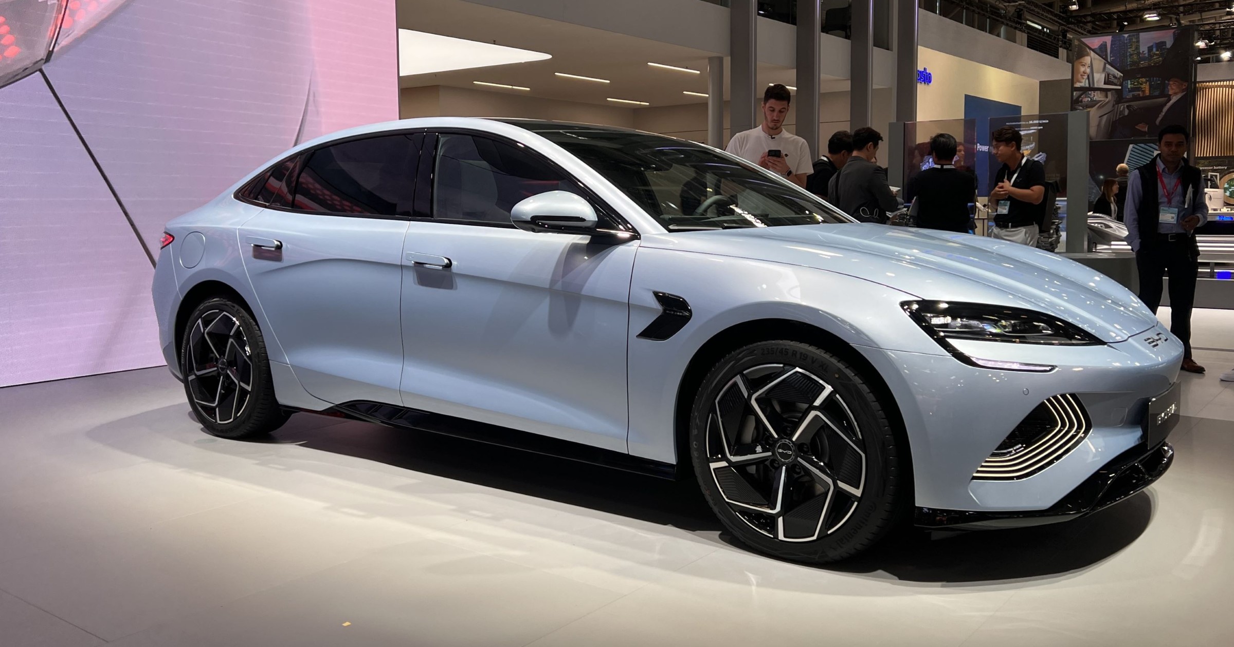 Chiński BYD Seal na salonie IAA Mobility 2023 w Monachium