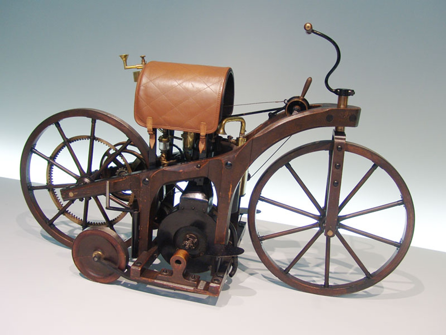 Mercedes-Benz Muzeum: 120 lat historii na 9 piętrach - 1. część (galeria)