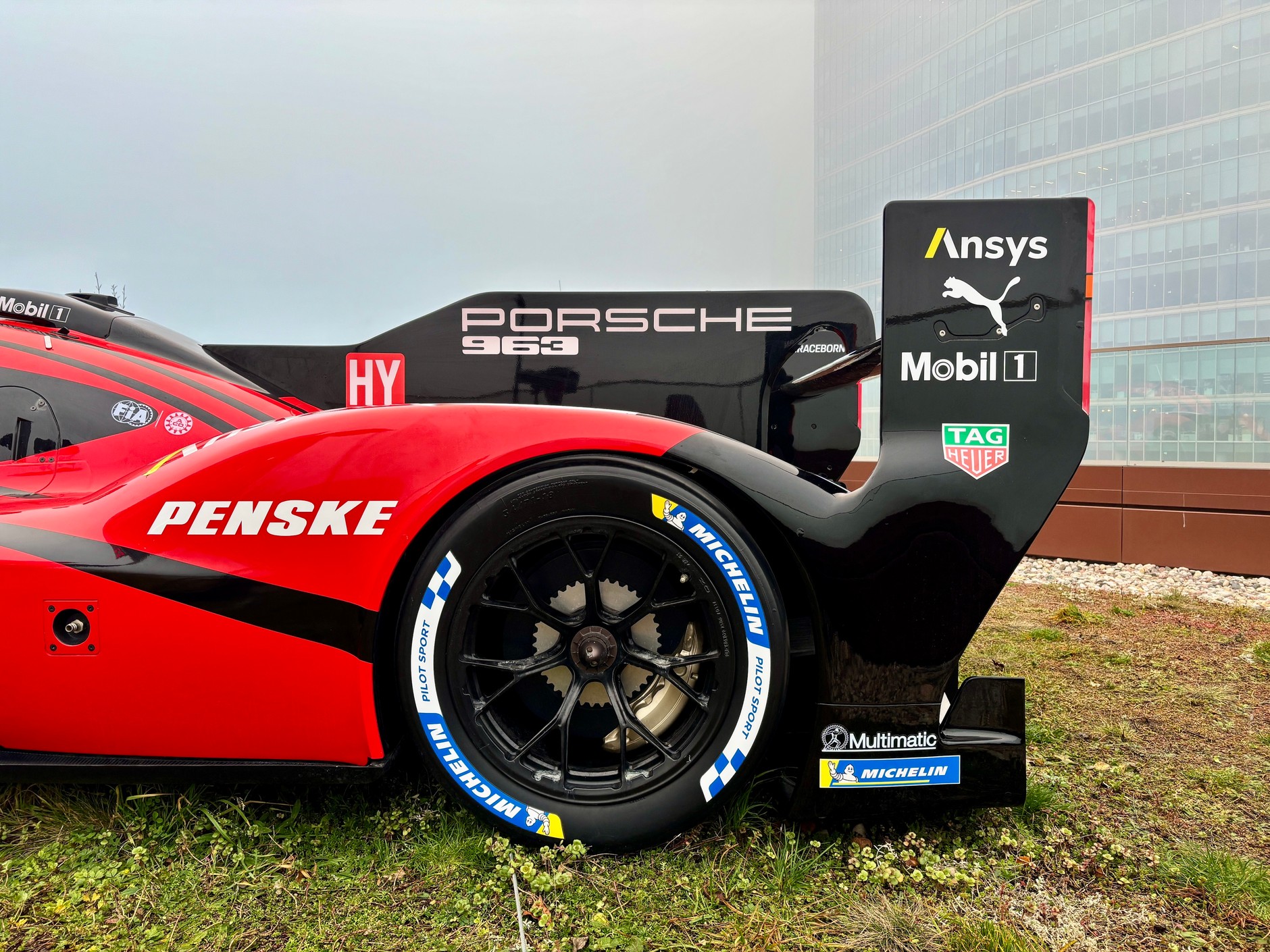 Porsche 963 na dachu biurowca w Warszawie