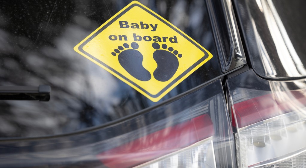 Naklejka "Baby on board" lub "Dziecko w aucie" – nie służy do wzbudzania sympatii. Chodzi o coś poważniejszego. 