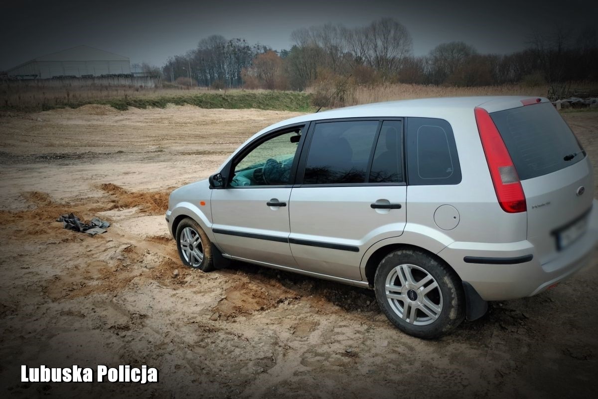 Ugrzązł autem. Policjanci ruszyli na ratunek