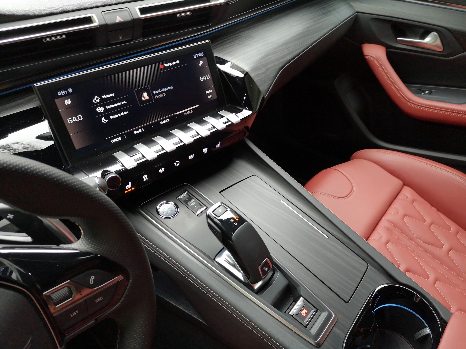 Peugeot 508 GT PureTech 225 KM: szeroka obudowa tunelu środkowego ze schowkiem i wystającym dżojstickiem skrzyni biegów. Pod spodem miejsce na telefon oraz gniazdo USB