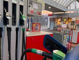 Benzyna mogłaby kosztować 2,90 zł/l, ale nie ma na to szans. Analityczka wyjaśnia, dlaczego tyle płacimy za paliwo