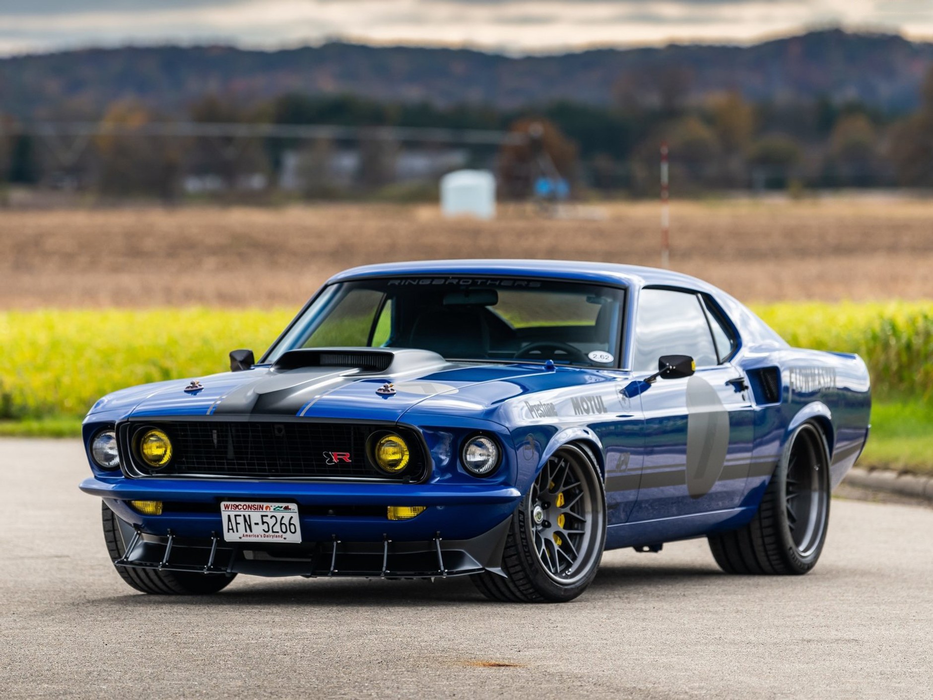 Ford Mustang Mach 1 UNKL stuningowany przez Ringbrothers