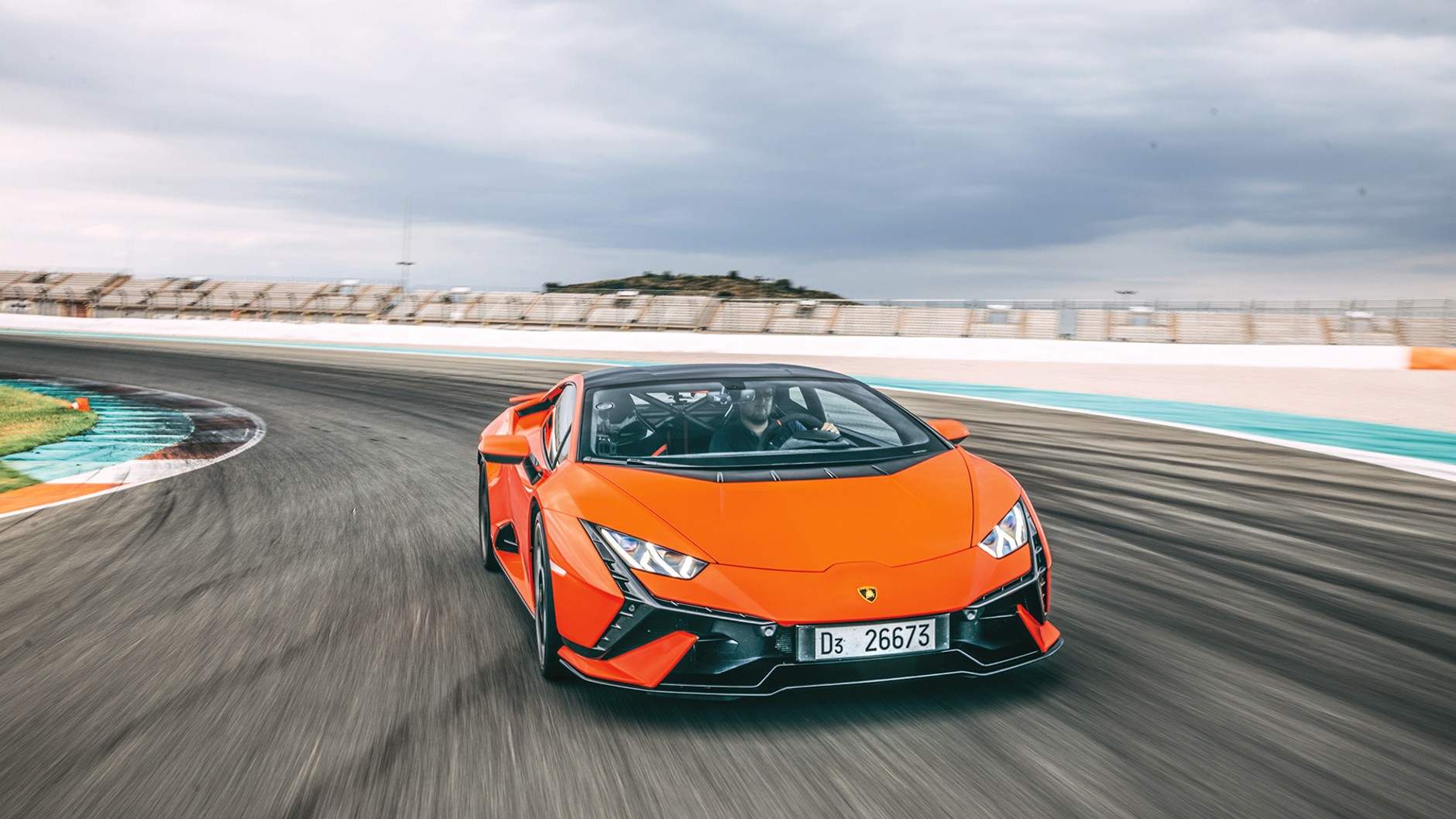 Lamborghini Huracan Tecnica nie jest face liftingiem ani następcą jakiegokolwiek modelu, to jest 640-konny Huracán z napędem na tylne koła, świeżym designem i wybitnym talentem do jazdy po torze wyścigowym. Pozycjonuje się gdzieś między Evo RWD a STO. Wyposażony w taki sam zespół napędowy, jak model torowy, jednak nie tak radykalny, jak aerodynamiczne monstrum. Dzięki temu Tecnica o wiele harmonijniej komunikuje się z kierowcą, daje się prawie swobodnie prowadzić z wysoką prędkością.