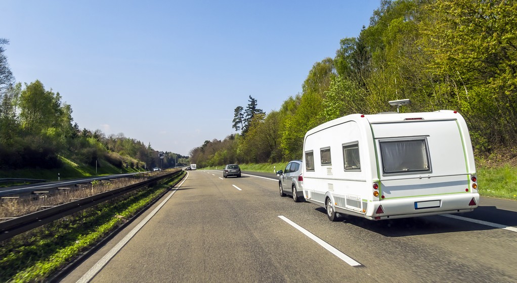 Czy kierowcy kamperów i aut osobowych z przyczepami kempingowymi mogą liczyć na obniżenie stawek za przejazd autostradami?