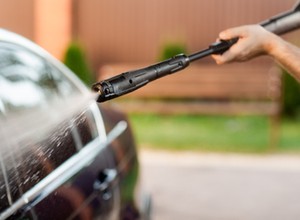 Czy można myć auto na własnym podwórku? W takiej sytuacji trzeba liczyć się z mandatem