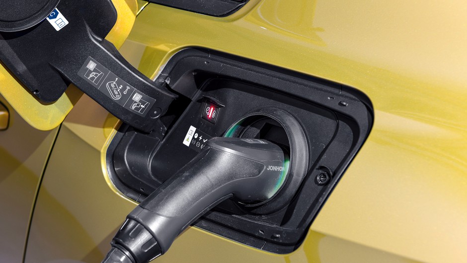 Hybryda plug-in podpięta do ładowarki: w rzeczywistości to najwyraźniej nieczęsty widok, kierowcy wolą tankować benzynę, choć na prądzie jeździ się taniej. Może wysokie ceny paliw to zmienią?