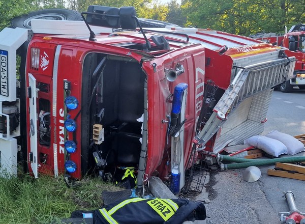 Strażacy jechali do pożaru. Rozbili się po drodze