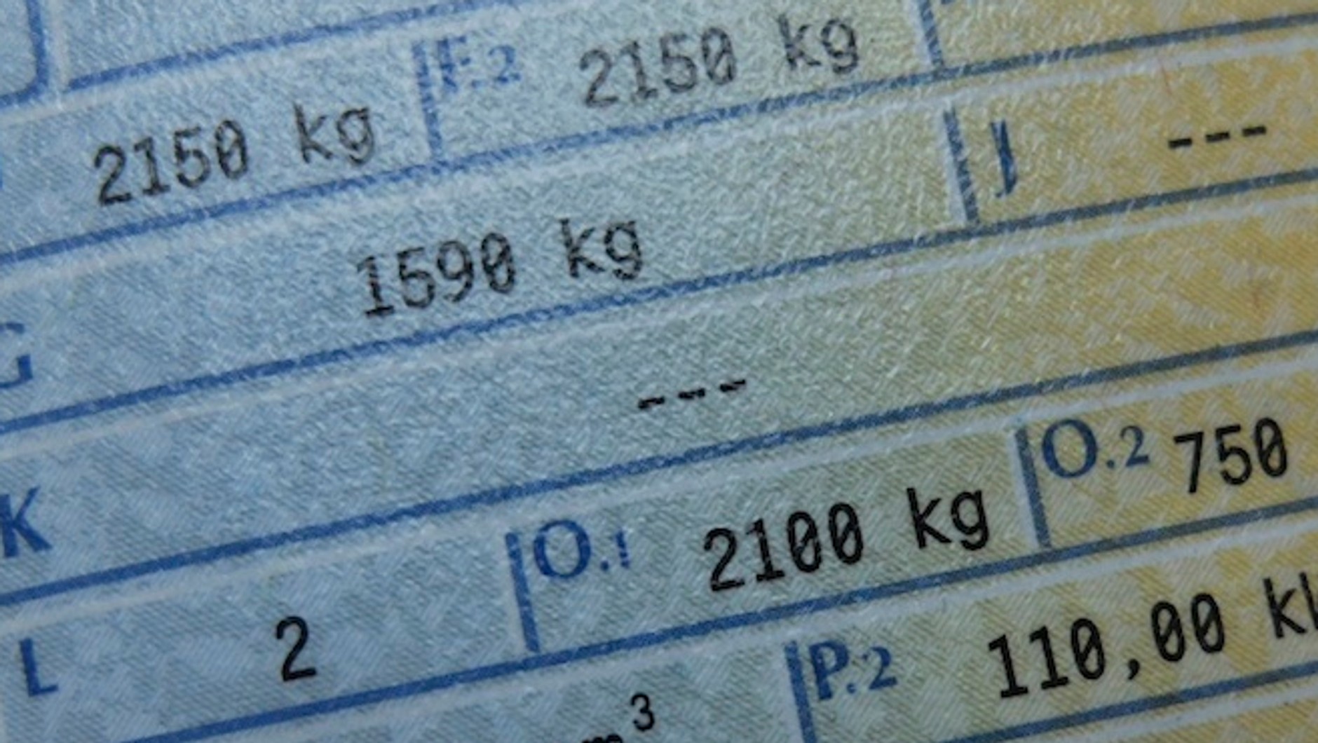 Rubryki O.1 i O.2  w dowodzie rejestracyjnym auta informują o tym, jak ciężkie przyczepy może ono holować. Rubryka F.1 to informacja o dopuszczalnej masie całkowitej pojazdu.