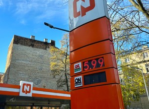 Jedyna taka stacja w Polsce. Można na niej zobaczyć symbol PRL-u