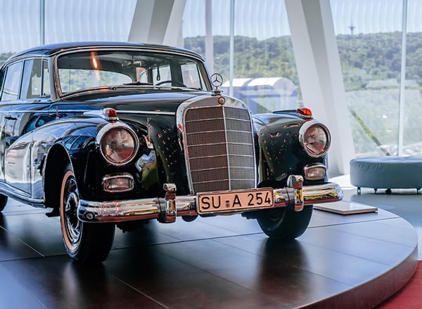 Mercedes 300 Konrada Adenauera w muzeum marki w Stuttgarcie