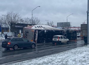 Armagedon na ul. Puławskiej w Warszawie. Skutki burzy śnieżnej w stolicy [Zdjęcia]