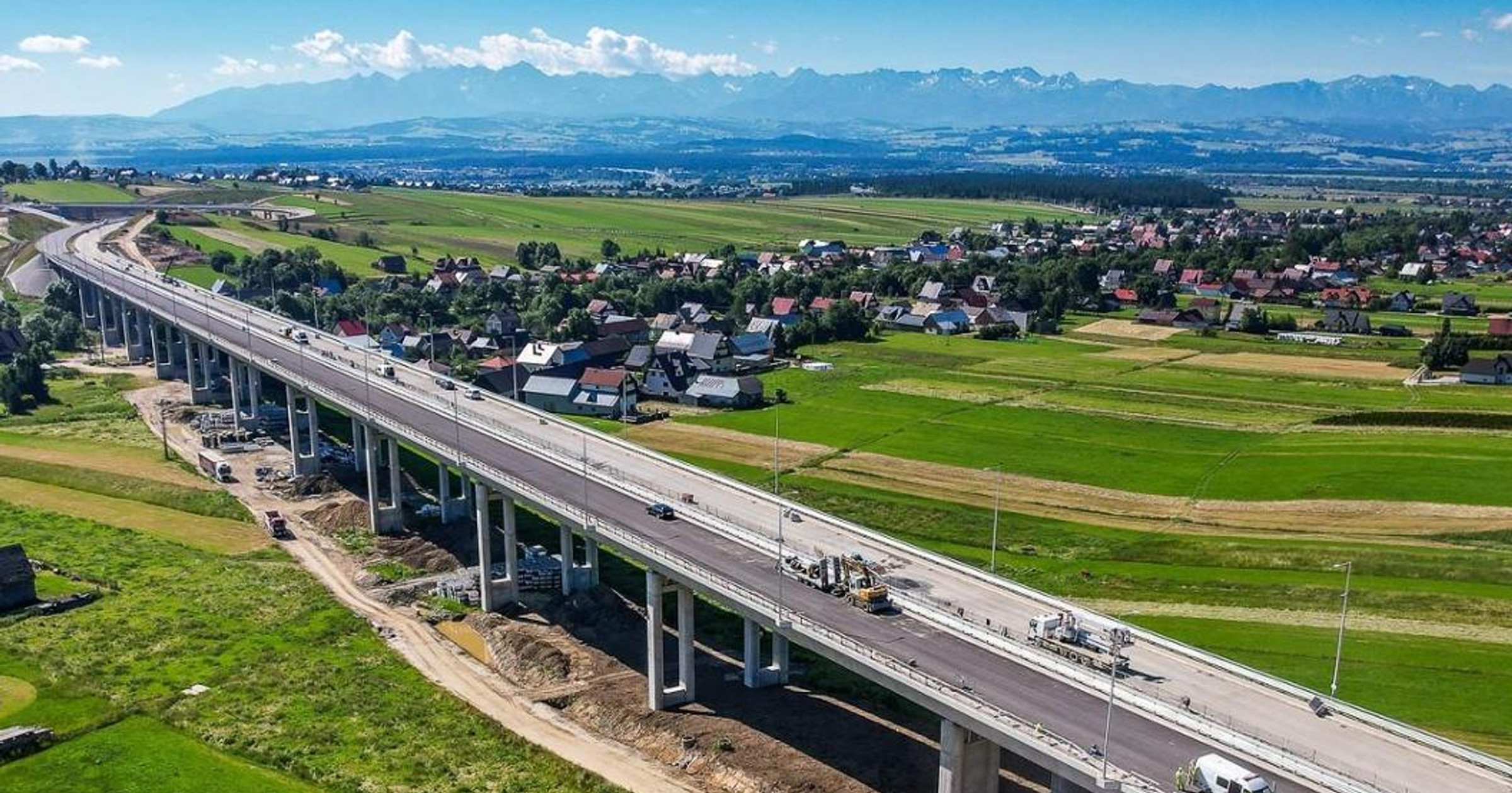Drogowcy położyli już ostatnią, trzecią warstwę asfaltu na 14,4 km budowanej trasy Rdzawka – Nowy Targ