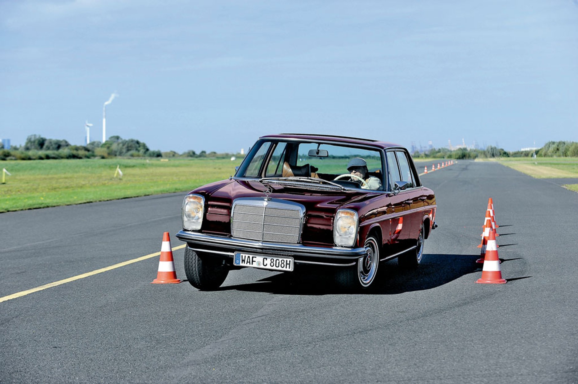 Mercedes 220D - stroma ściana